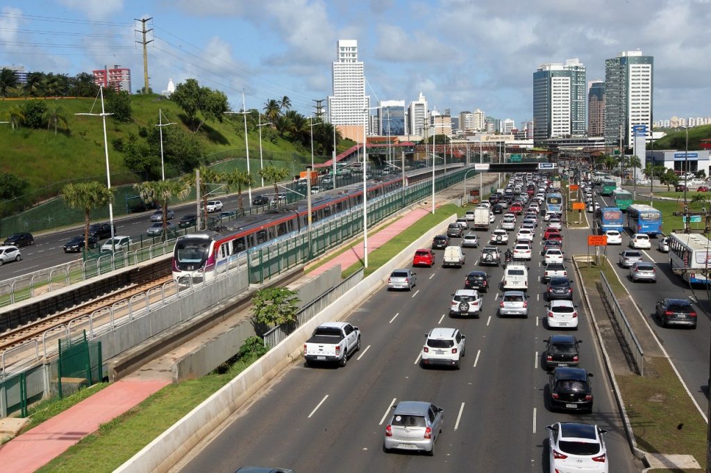 Carros em Trânsito na avenida paralela