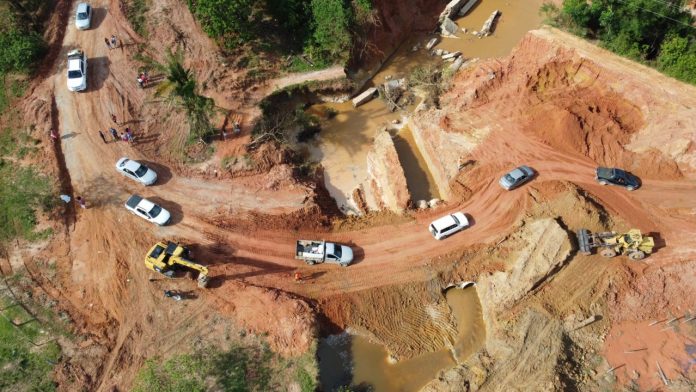 Governo da Bahia recupera estradas e vistoria imóveis afetados pela chuva no Extremo Sul_ Fotos Ascom SeinfraGOVBA