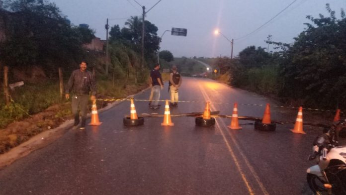 Interdição do KM 02 da BR-489 entre Prado e Itamaraju Foto AscomSeinfra