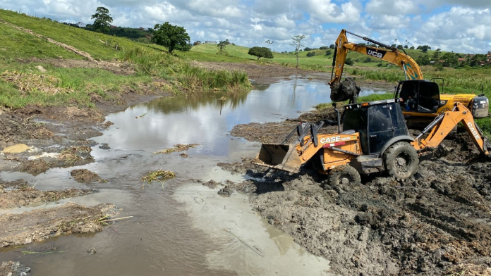 Recomposição de aterro na rodovia entre Conceição do Almeida e a BR-101