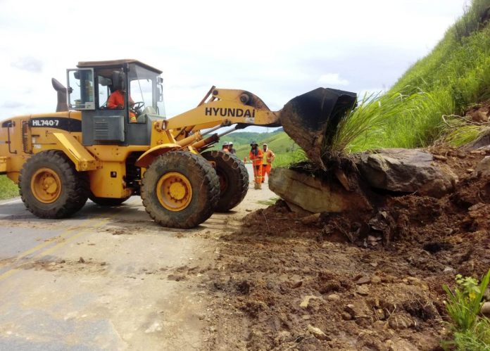 Serviços de limpeza da pista no trecho entre Ibicuí e Itaiá