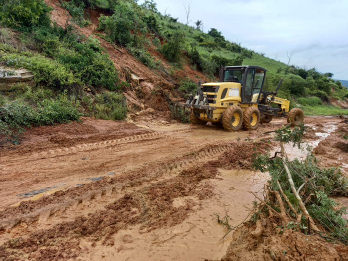 Serviços de limpeza na BA-633, entre Inhobim e Encruzilhada