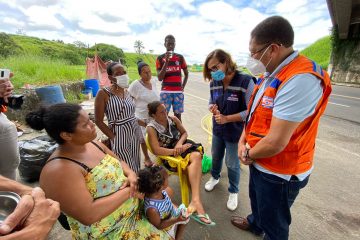 Tereza Paim conversa com desabrigados em Itabuna