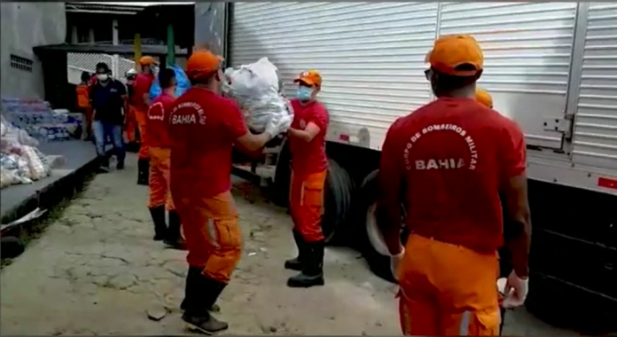 Corpo de Bombeiros e Polícia Militar distribuem 180 toneladas de mantimentos no Extremo Sul