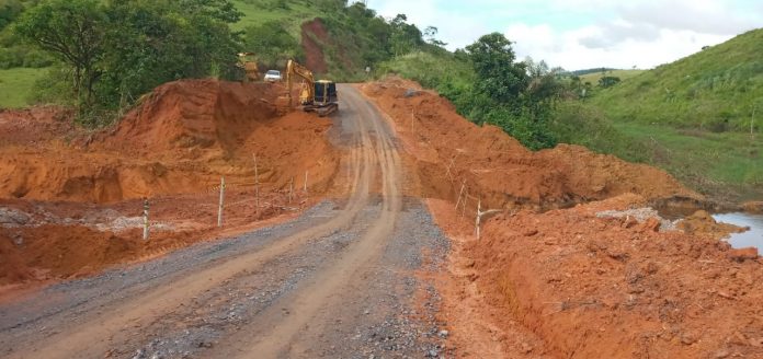 Serviços de recomposição da via no KM 30 da BA-284, entre Itamaraju e Jucuruçu