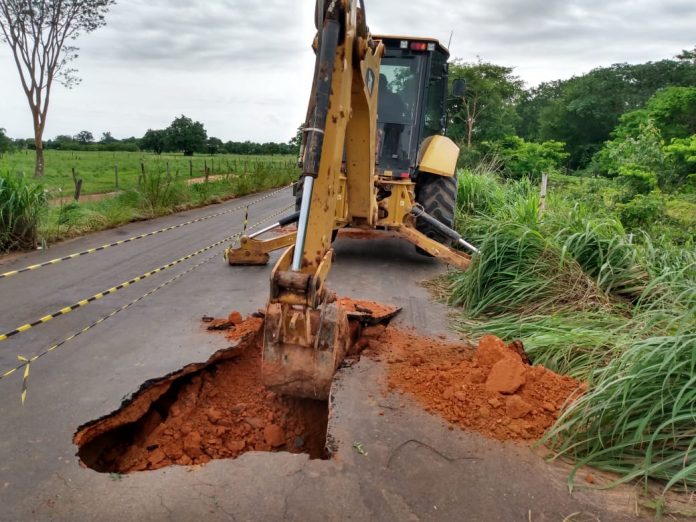 Serviços de reparos na BA-447, entre Barreiras e Angical