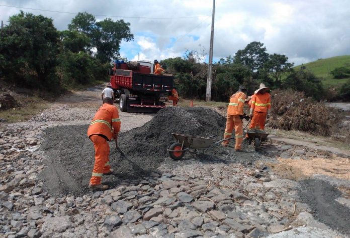 Serviços emergenciais na BA-663, em Itabuna, que liga os distritos de Ferradas e Itamaracá