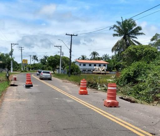 Sinalização no acesso ao distrito de Guabim, em Valença