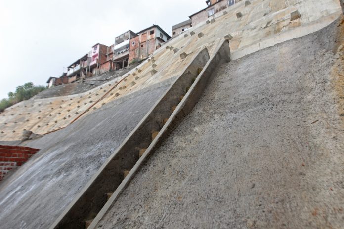 Governo do Estado entrega contenção de encosta e autoriza nova obra no Alto do Peru, em Salvador