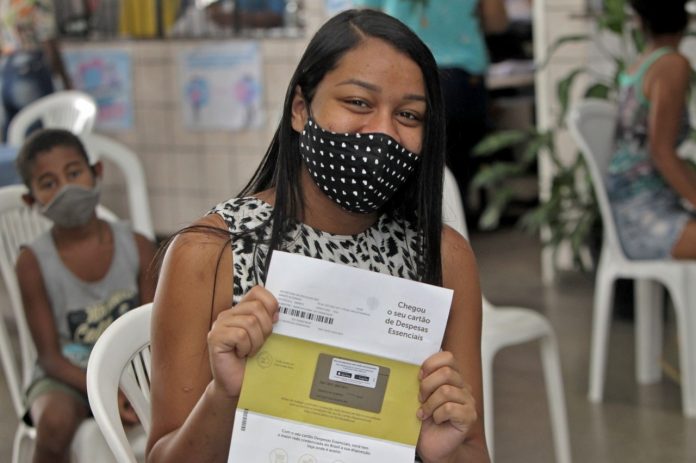 Famílias dos estudantes da rede estadual vão às compras com o novo crédito do Bolsa Presença