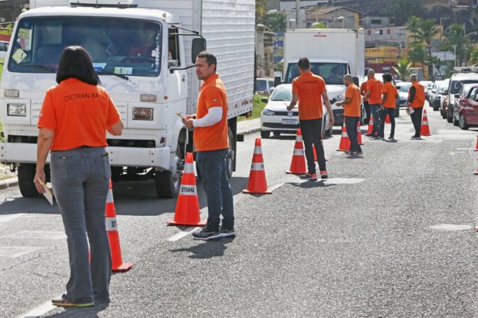 Maio Amarelo: Detran-BA realiza blitz educativa na orla de Salvador