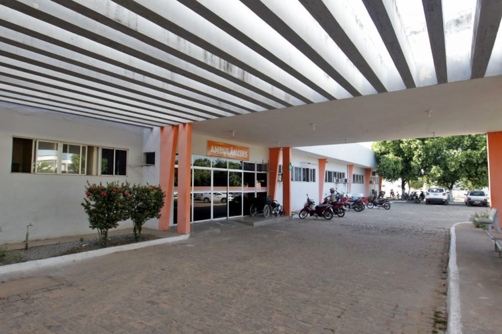 Assinatura de ordens de serviço para construção de nova unidade escolar, obras do Sistema de Abastecimento de Água, modernização do Centro Territorial de Educação Profissional, reforma e ampliação do Hospital Regional Velho Chico e assinatura de convênios, no município de Ibotirama.