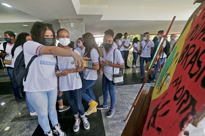 Estudantes da rede estadual expõem telas sobre cultura da paz na Assembleia Legislativa