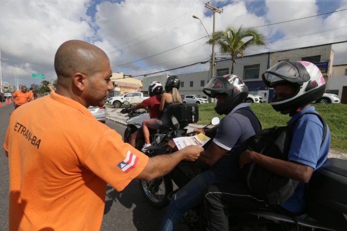 Maio Amarelo: Detran-BA realiza blitz educativa na orla de Salvador