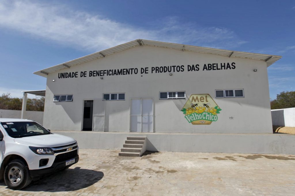 Assinatura de ordens de serviço para construção de nova unidade escolar, obras do Sistema de Abastecimento de Água, modernização do Centro Territorial de Educação Profissional, reforma e ampliação do Hospital Regional Velho Chico e assinatura de convênios, no município de Ibotirama.