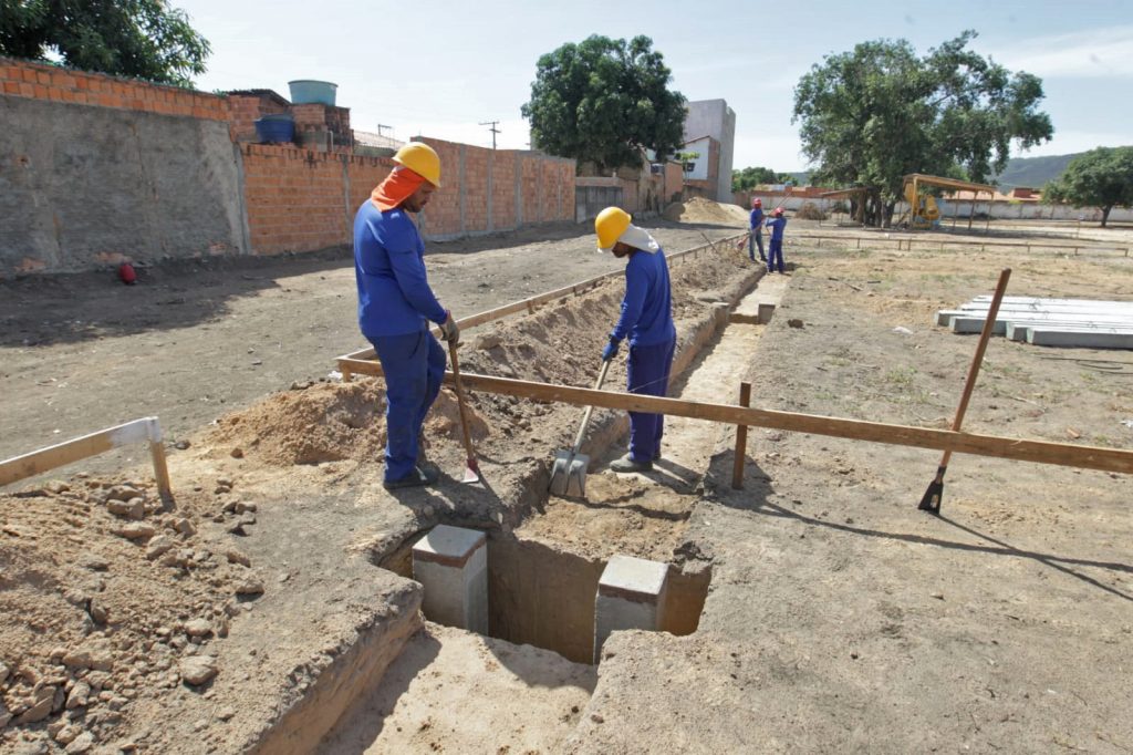 Assinatura de ordens de serviço para construção de nova unidade escolar, obras do Sistema de Abastecimento de Água, modernização do Centro Territorial de Educação Profissional, reforma e ampliação do Hospital Regional Velho Chico e assinatura de convênios, no município de Ibotirama.