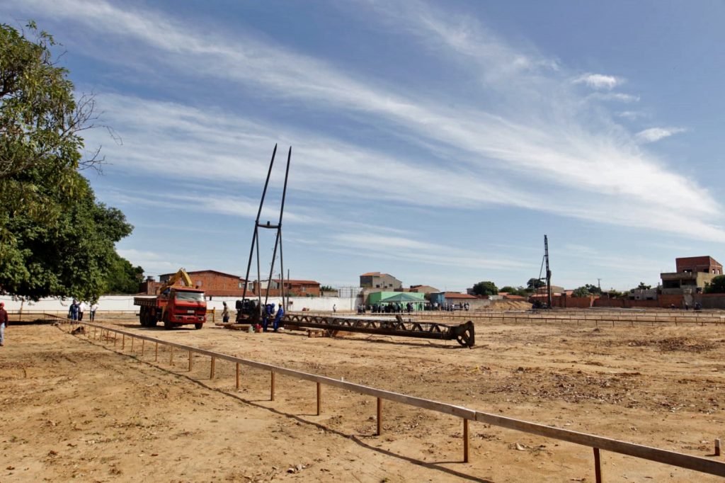 Assinatura de ordens de serviço para construção de nova unidade escolar, obras do Sistema de Abastecimento de Água, modernização do Centro Territorial de Educação Profissional, reforma e ampliação do Hospital Regional Velho Chico e assinatura de convênios, no município de Ibotirama.