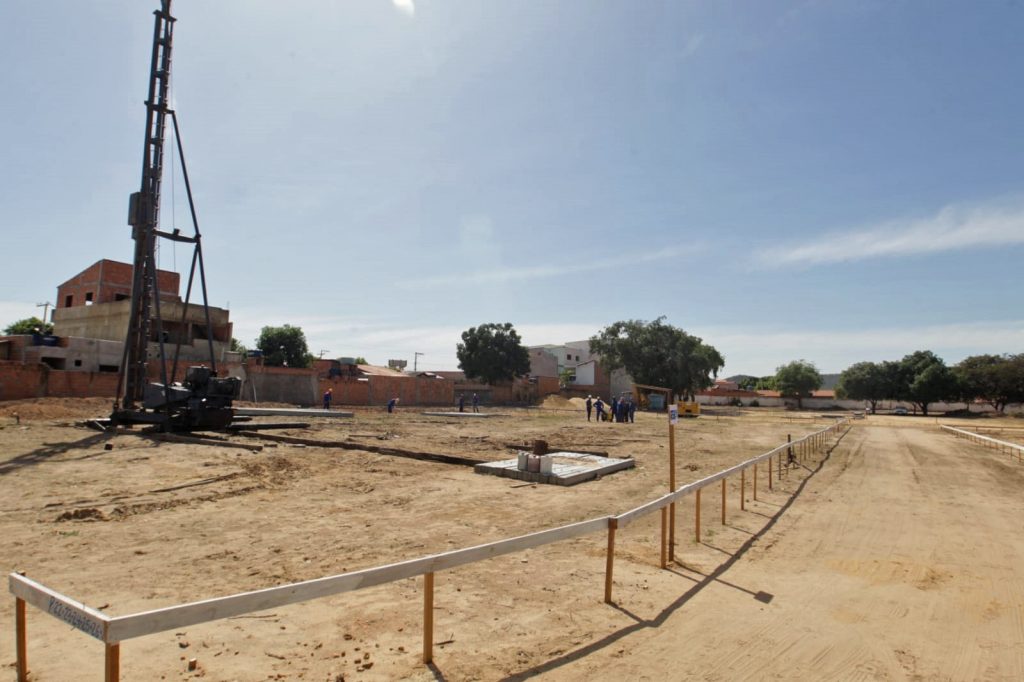 Assinatura de ordens de serviço para construção de nova unidade escolar, obras do Sistema de Abastecimento de Água, modernização do Centro Territorial de Educação Profissional, reforma e ampliação do Hospital Regional Velho Chico e assinatura de convênios, no município de Ibotirama.