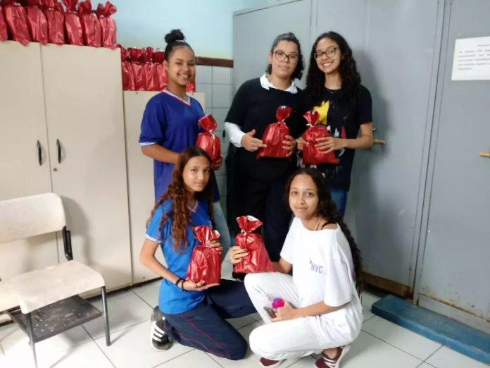 Estudantes da zona rural de Jânio Quadros são beneficiadas com o Programa Dignidade Menstrual