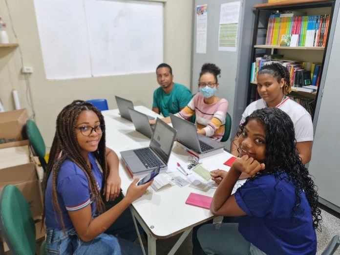 Estudantes incentivam a comunidade escolar a tirar o título de eleitor