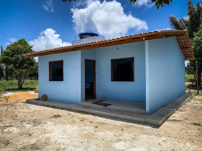 Famílias indígenas de comunidade rural em Santa Cruz Cabrália recebem chaves de casas próprias