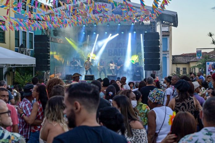 Nem a chuva que caiu foi capaz de espantar o público que lotou o Pelourinho no segundo dia do São João da Bahia