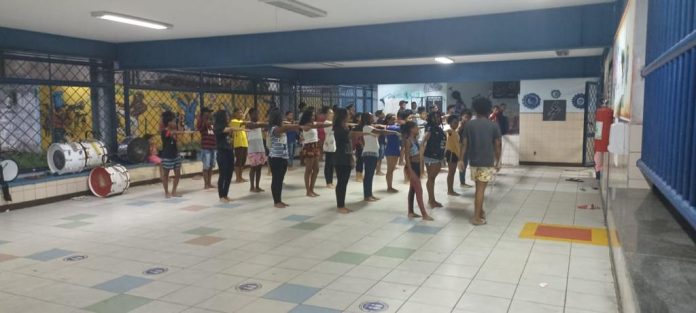 Estudantes integrantes das fanfarras escolares realizam os últimos preparativos para o desfile do 2 de Julho