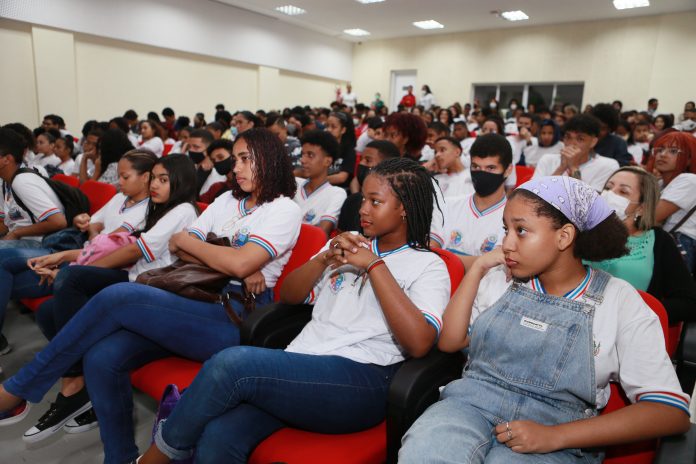Estudantes da rede estadual de Vila Canária participam de palestra com temática antirracista e não sexista no Julho das Pretas