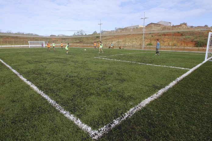 Estado entrega quadra poliesportiva e autoriza construção de nova escola em Cândido Sales