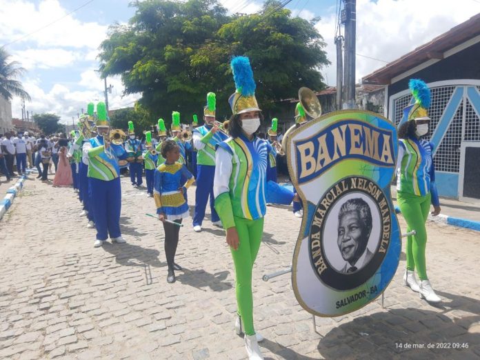 Fanfarras escolares da rede estadual desfilam durante os festejos do 2 de Julho