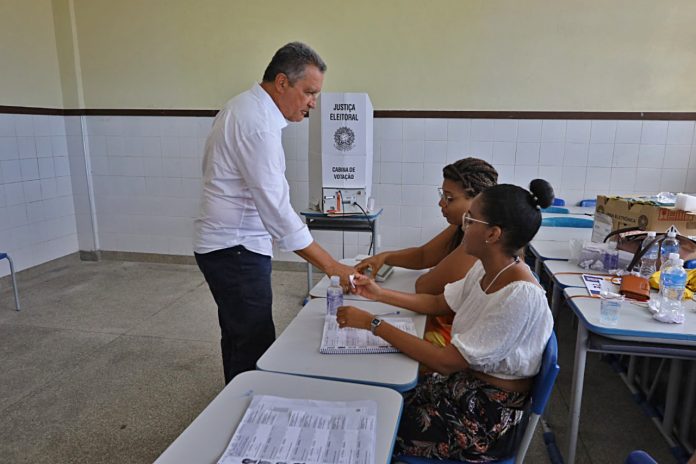 Governador da Bahia vota em colégio eleitoral no bairro da Liberdade, em Salvador