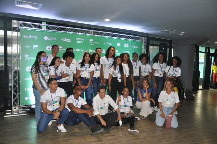 Jovens da Embasa participam do Desafio InovArena Games, na Arena Fonte Nova