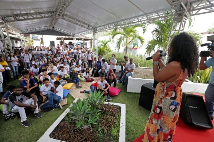 Contação de histórias, intervenção literária e roda de conversa movimentam a Flica, nesta sexta-feira