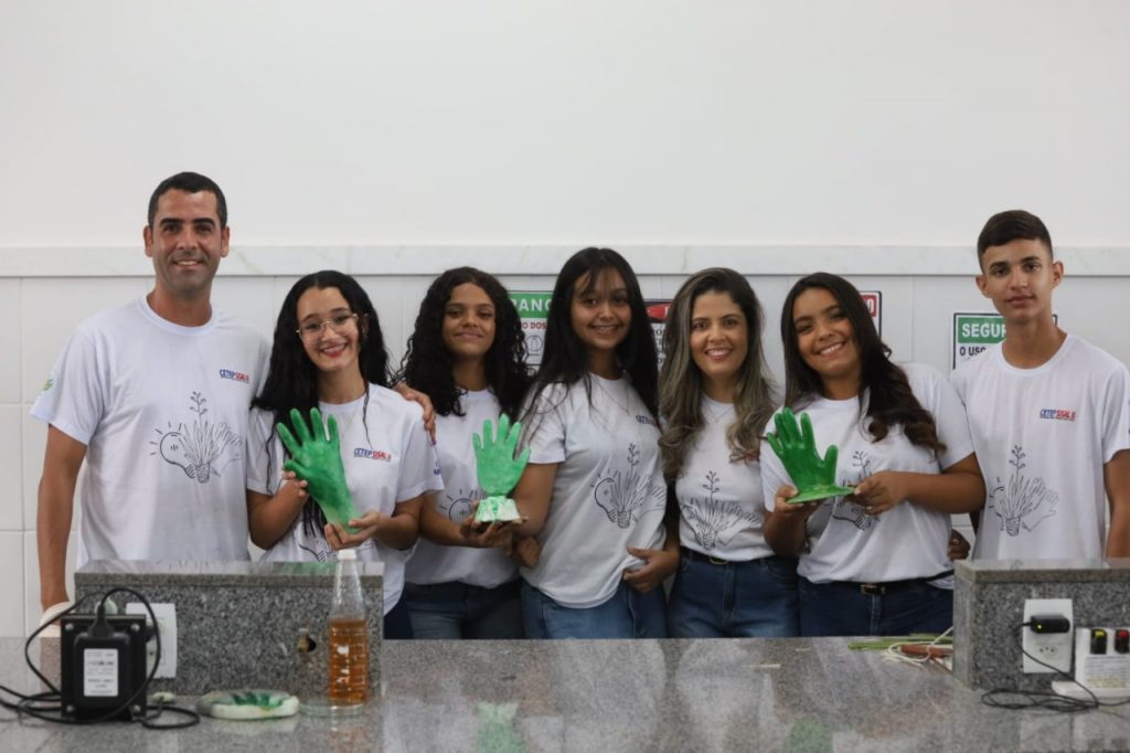 Alunos da rede estadual de Araci concorrem a prêmio nacional com projeto de luvas de bioplástico de sisal