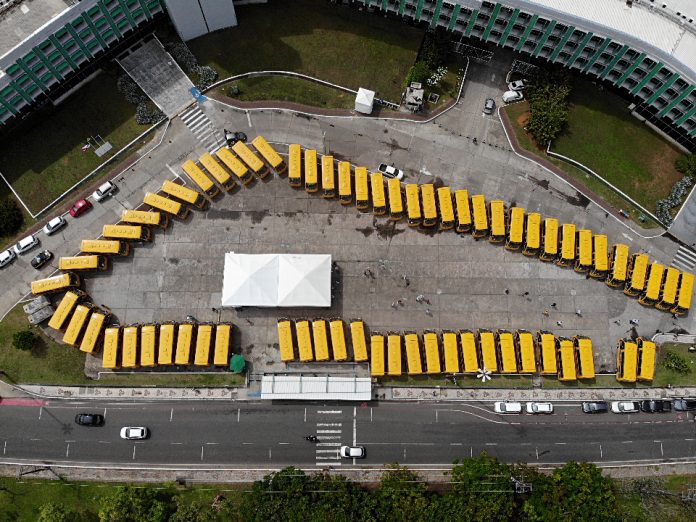 Com investimento de R$ 15,5 milhões, Governo da Bahia entrega 65 novos ônibus escolares para prefeituras