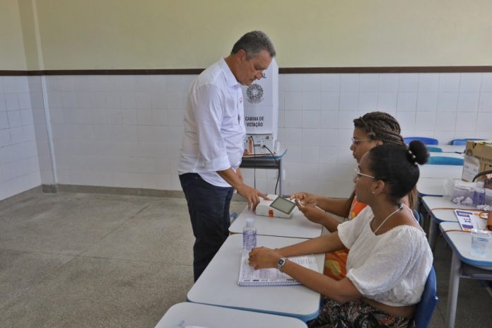 Governador da Bahia vota em colégio eleitoral no bairro da Liberdade, em Salvador