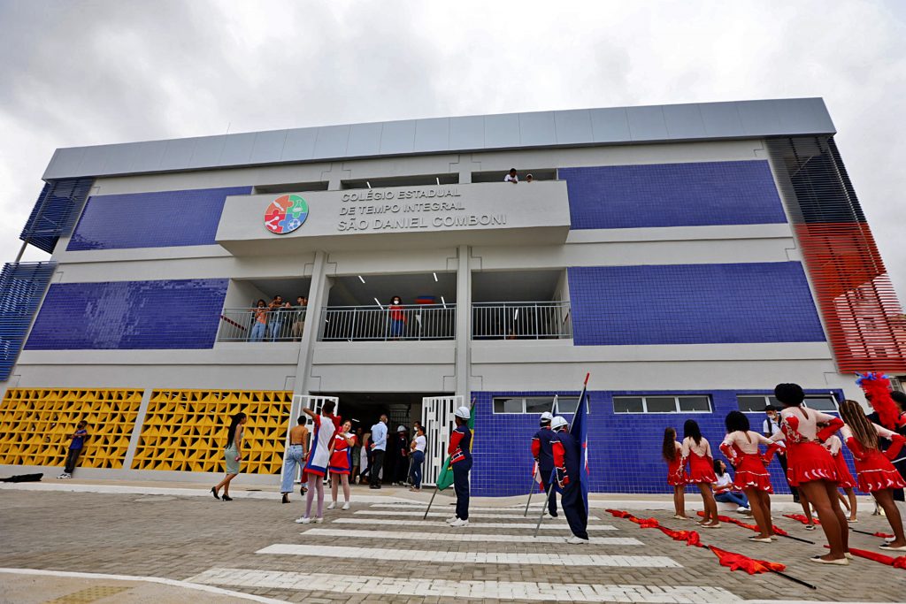 Governo do Estado entrega colégio de tempo integral no bairro de Sussuarana, em Salvador