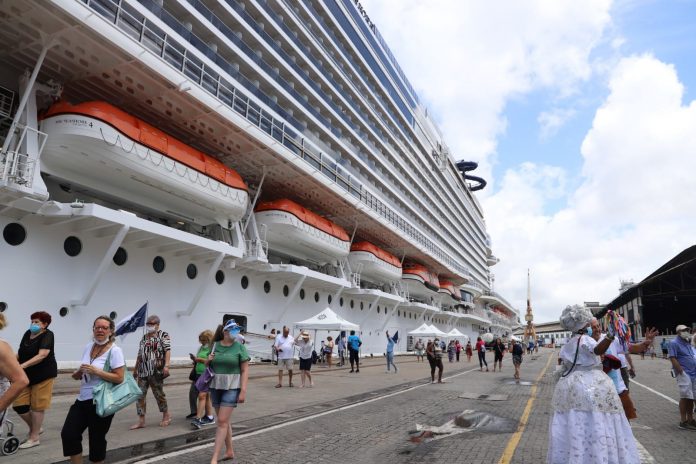 Bahia recebe o maior navio de cruzeiro internacional