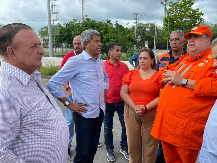 Governador em exercício e governador diplomado visitam áreas alagadas pela chuva