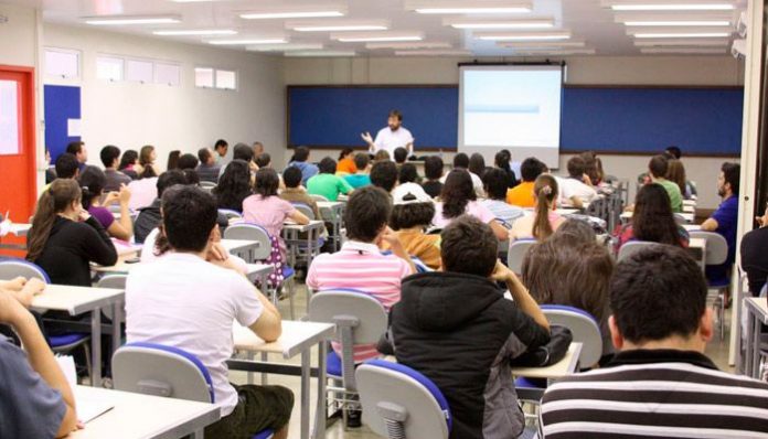 Estado sanciona lei que amplia oferta de cursos do Ensino Superior para educadores e trabalhadores da Educação