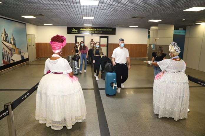 Voos fretados trazem portugueses para o Réveillon da Bahia