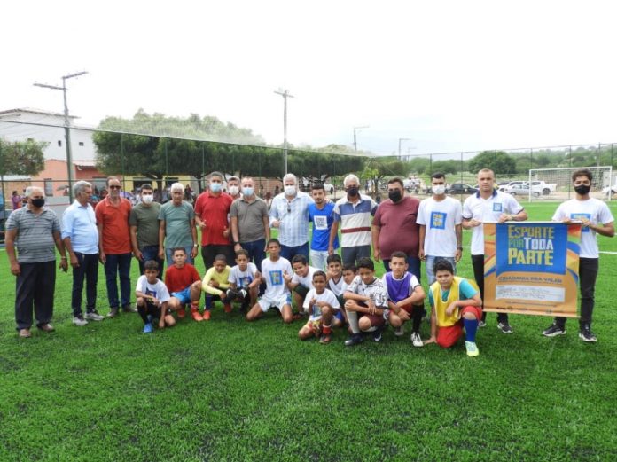 Areninha com grama sintética e quadra poliesportiva são entregues no município de Várzea do Poço