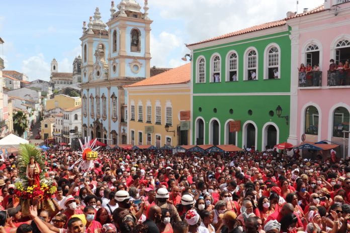 Festa de Santa Bárbara leva milhares de pessoas ao Largo do Pelourinho neste domingo