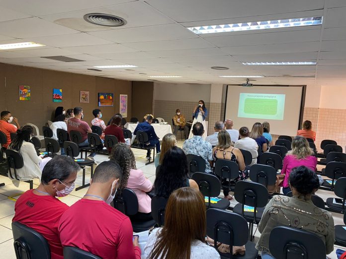 Educadores da rede estadual discutem sobre pesquisas e práticas pedagógicas relacionadas ao autismo