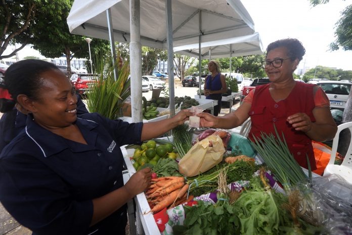 Feira da Agricultura Familiar acontece quinzenalmente no CAB, em Salvador