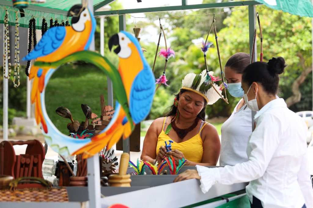 Feira da Agricultura Familiar acontece quinzenalmente no CAB, em Salvador- ARTESANATO INDÍGENA