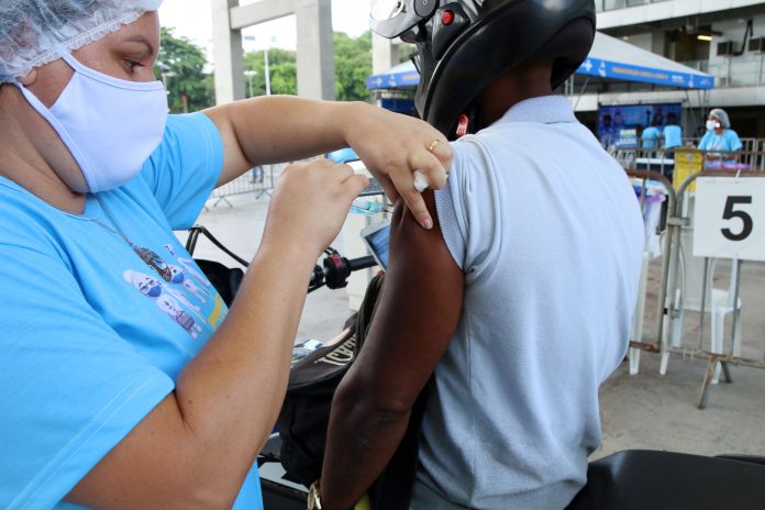 Bahia completa dois anos de vacinação contra Covid-19 com 35 milhões de doses aplicadas e queda de mais de 66% no número de mortes