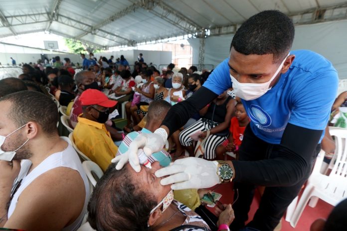 Moradores de Paripe, em Salvador, recebem ação do Saúde Mais Perto neste final de semana