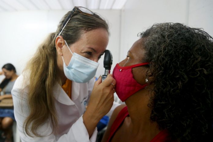 Moradores de Paripe, em Salvador, recebem ação do Saúde Mais Perto neste final de semana