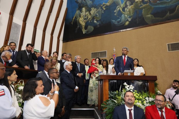 Em discurso de posse, Jerônimo afirma que combate à fome, pobreza e desemprego serão prioridades